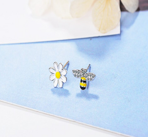 Lovely 925 Sterling Silver Asymmetric Bee and Flower Stud Earring